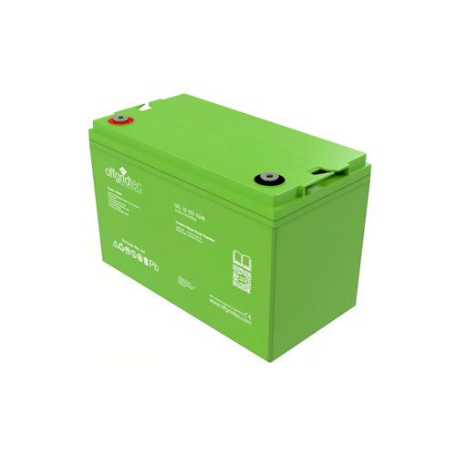 Grüne Offgridtec Versorgungsbatterie mit zwei Schraubpolen auf weißem Hintergrund.