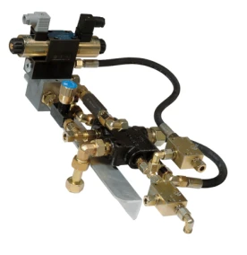 Vetus Steuer- und Regeleinheit für Autopiloten mit Hydraulikventilen und Schläuchen.
