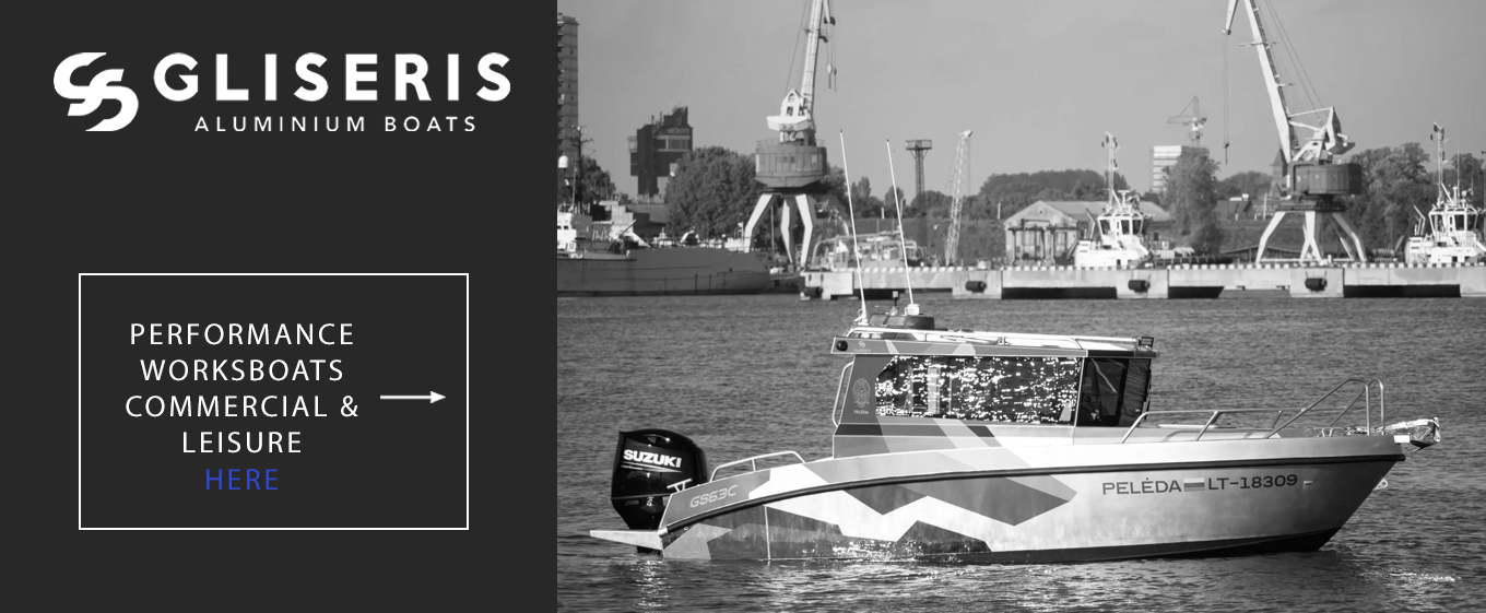 Ein Gliseris Aluminium Boot fahrt auf dem Wasser vor einer Hafenkulisse mit Kranen.