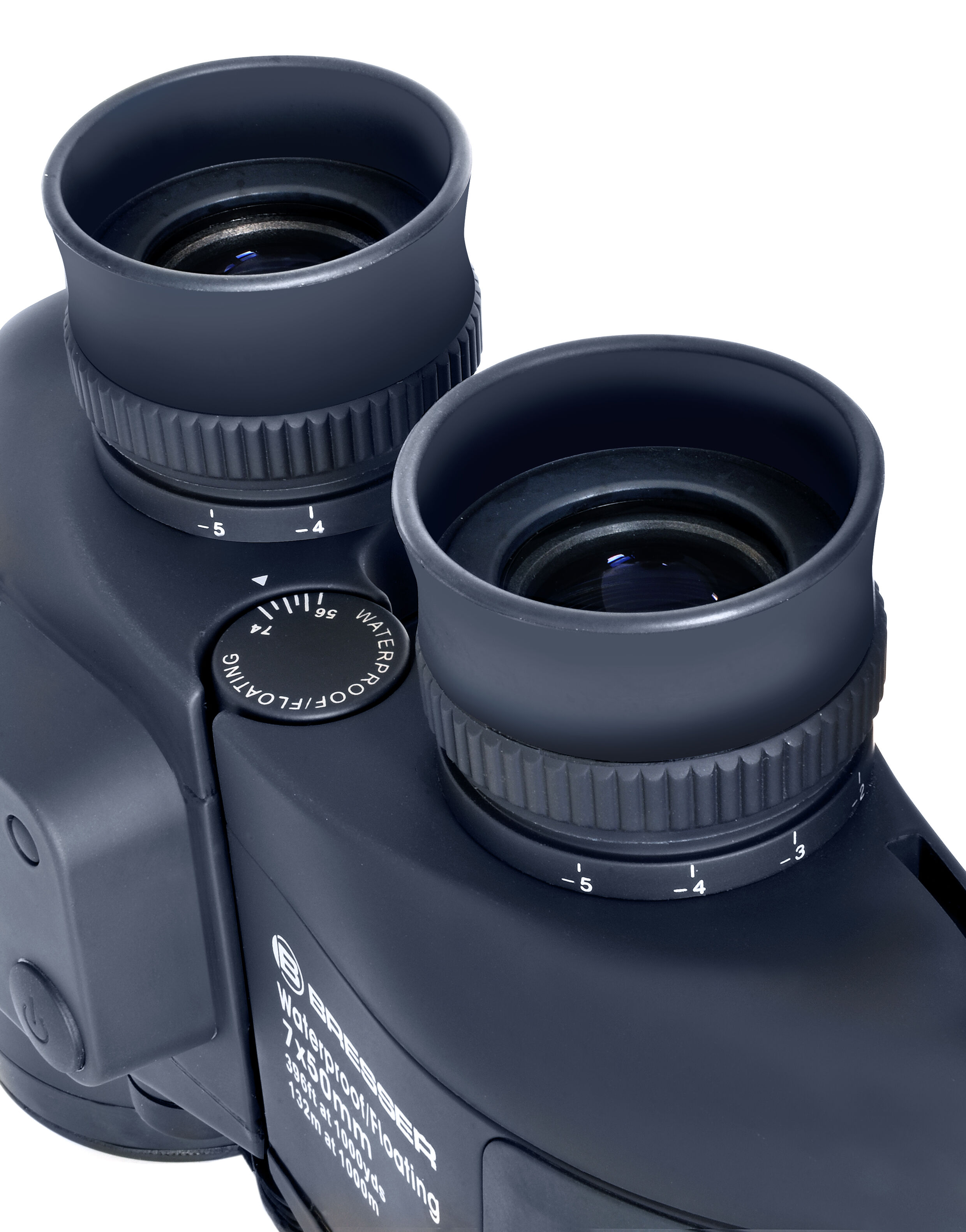 Nahaufnahme der Okulare des Bresser Nautic Fernglases 7x50 mit Dioptrieneinstellung und Kompass.