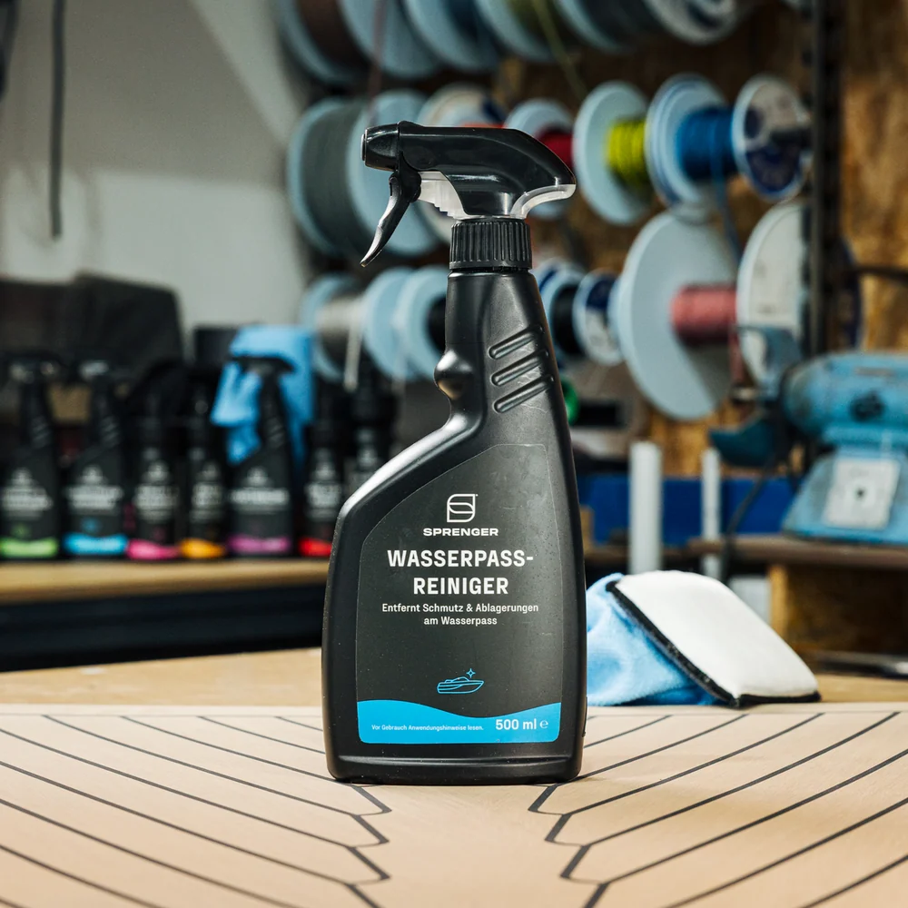 Sprenger Wasserpass-Reiniger 500ml in Anwendung am Boot im Hafen